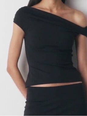 Aritzia Black One-Shoulder Stretch Top